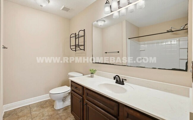 Building Photo - Contemporary 3 Bed 3 Bath Townhome Just 4 Miles from Navarre Beach
