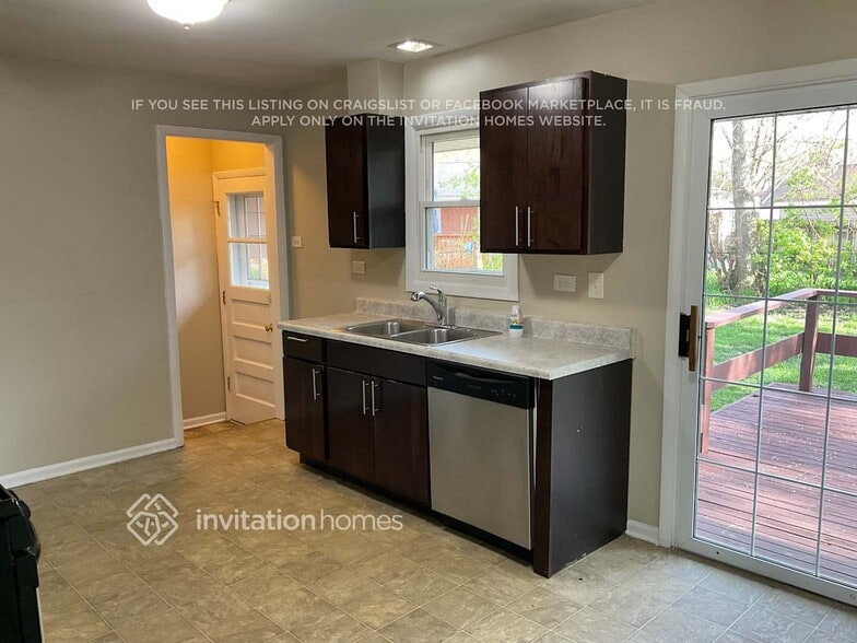 Building Photo - 5925 W 91st St