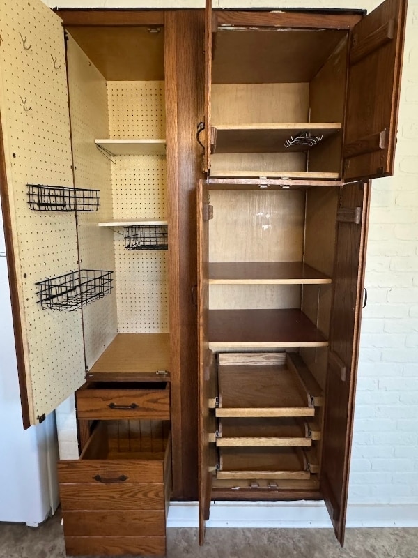 Building Photo - 210 E Pine St