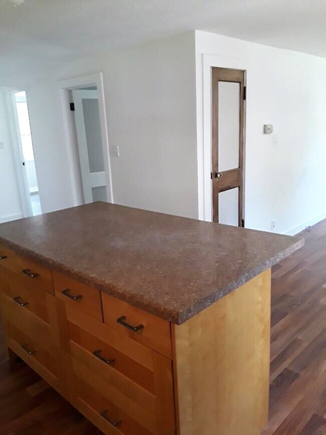 Building Photo - 376 S Pierson Ave