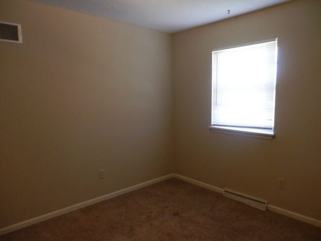 Building Photo - Quality 3 Bedroom 1.5 Bathroom Townhouse