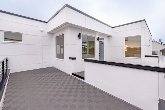 Building Photo - Edgewood Stunner