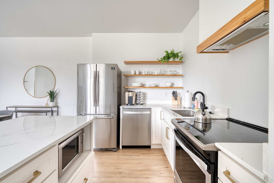 Building Photo - 4980 N Vancouver Ave