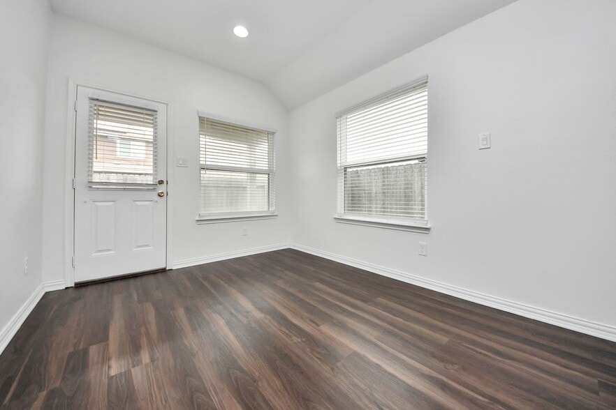 Building Photo - 10306 White Fir Villa Ave