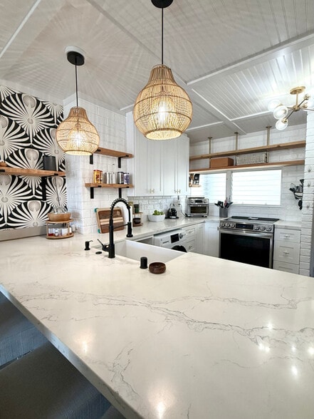 Primary Photo - 2421 Ala Wai Blvd