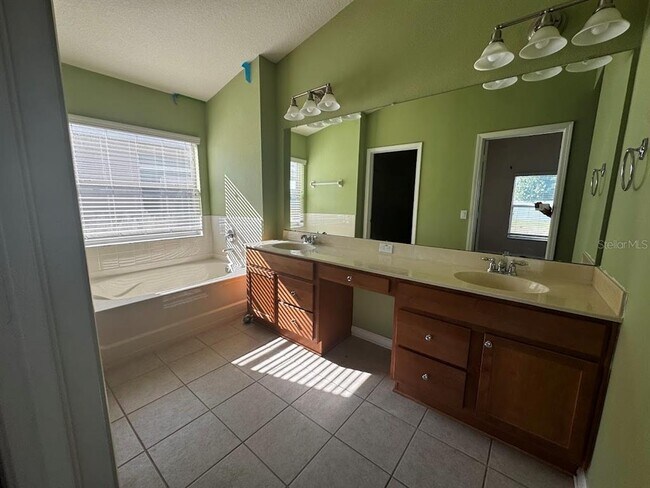 Building Photo - 495 Painted Leaf Dr