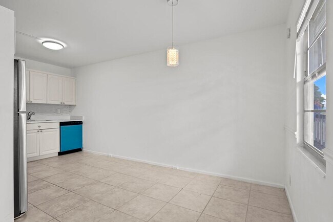 Building Photo - 2044 Hythe A
