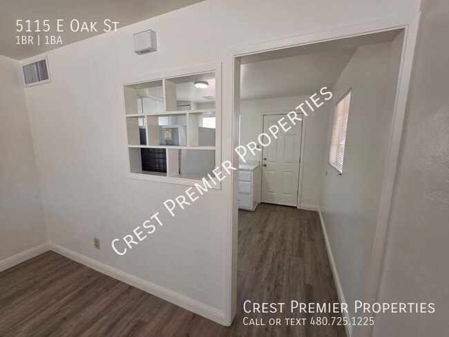 Building Photo - 5115 E Oak St