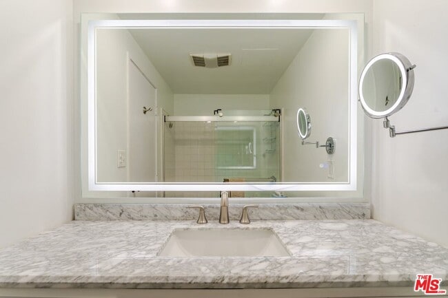 Building Photo - 800 W 1st St