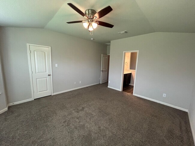 Building Photo - 3/2/2 in Avery Park / Fridge Included  / W...