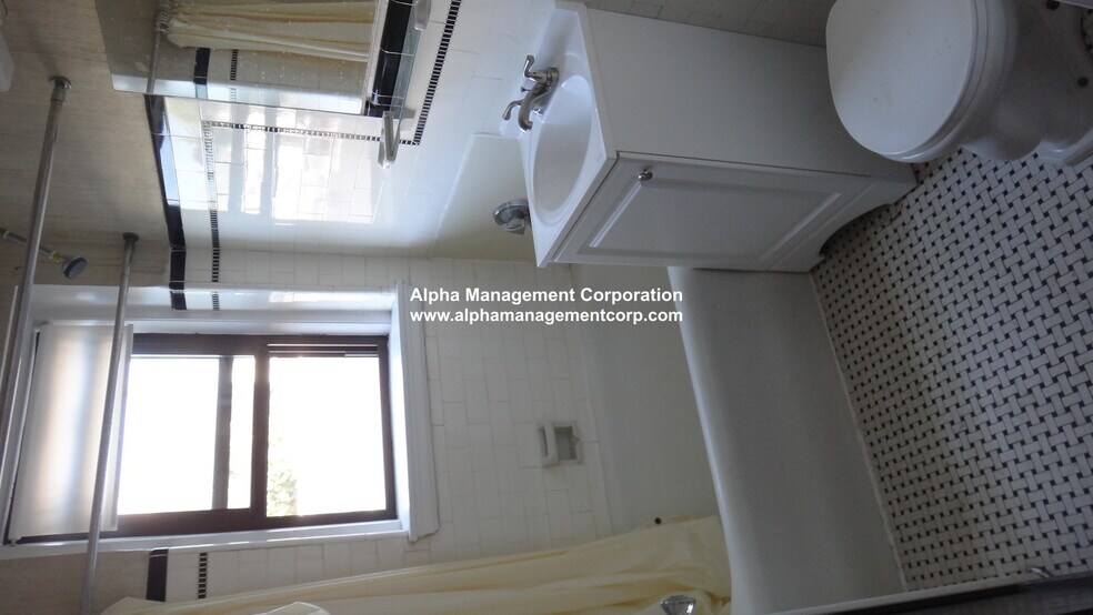 Building Photo - 349 Pleasant St