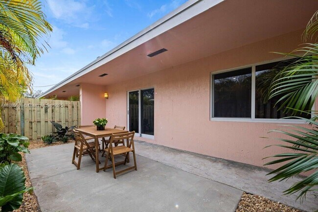 Building Photo - 817 Tequesta St