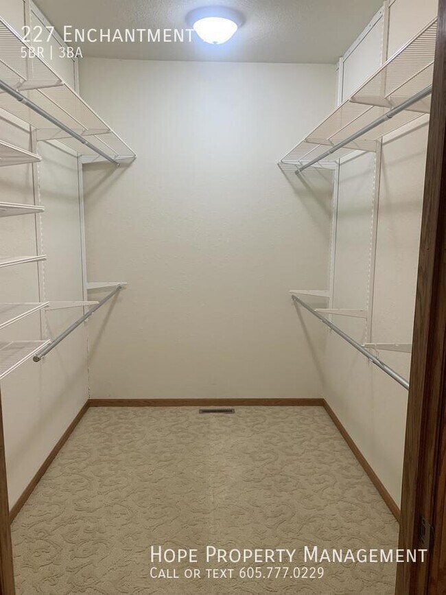 Building Photo - 227 Enchantment Rd