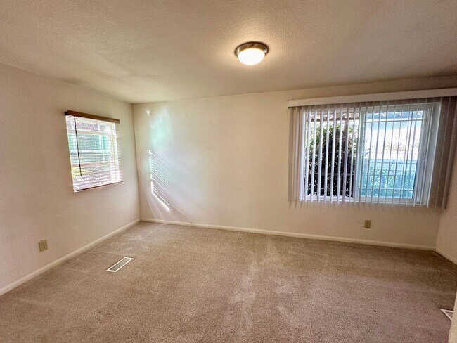 Building Photo - 4366 Valley Ln