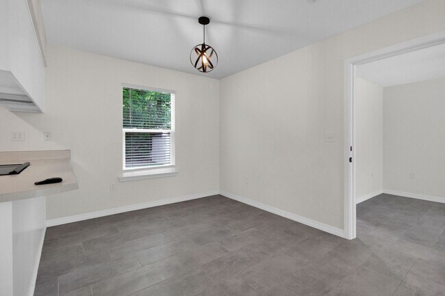 Building Photo - 3 Bedroom in Crestview!!