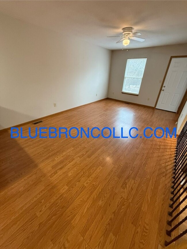 Building Photo - Georgous duplex in Raymore with a lot to offer!