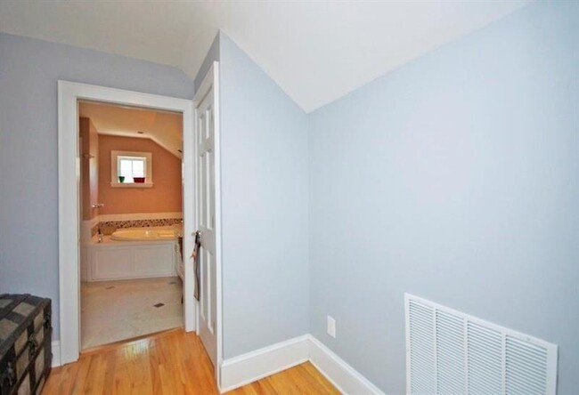 Building Photo - 412 Hilldale Dr
