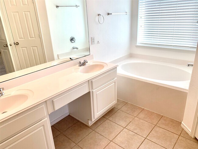 Building Photo - 20519 Lantern Springs Ln