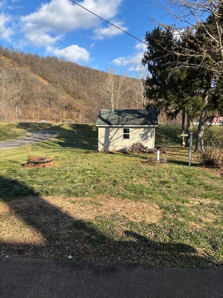 Building Photo - 579 W Mahoning St