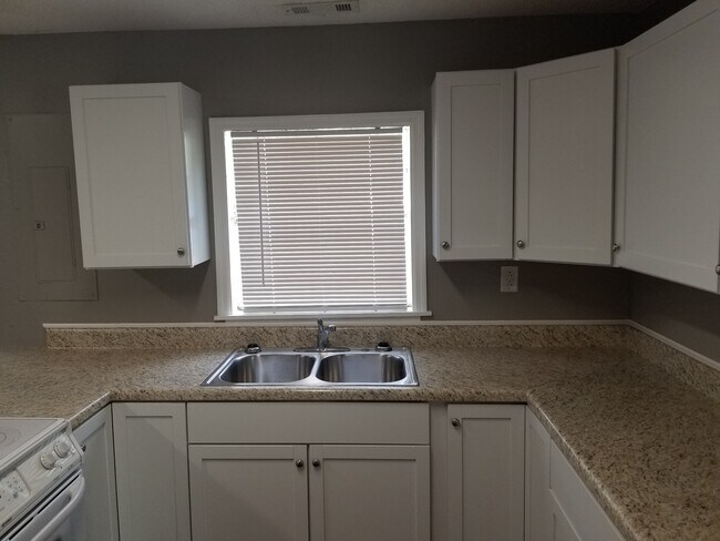 Building Photo - 907 S Range St