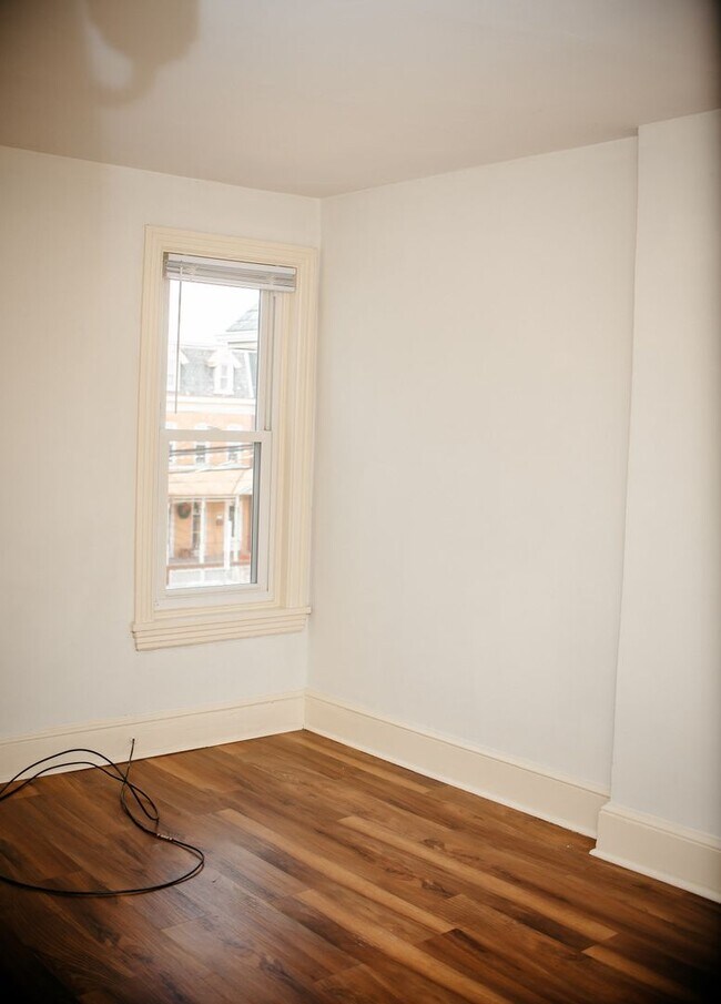 Building Photo - 331 N 3rd St