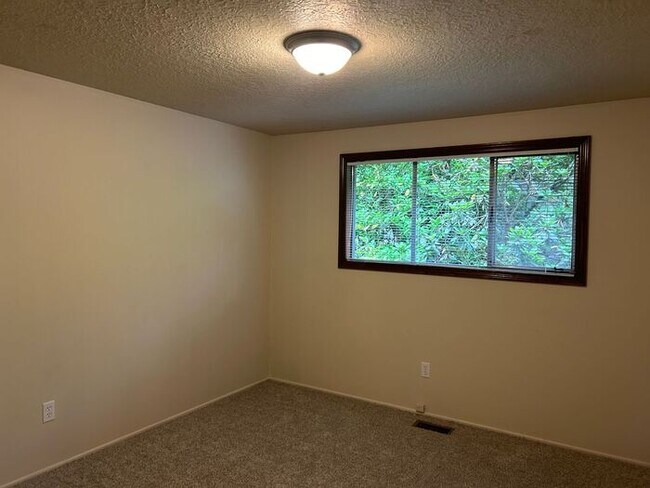 Building Photo - Charming 4 Bed Happy Valley Home