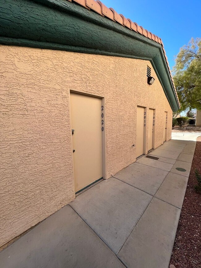 Building Photo - Two Bedroom Two Bathroom Fully Furnished Condo