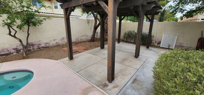 Building Photo - Well Maintained Single Story Pool Home in a great location!