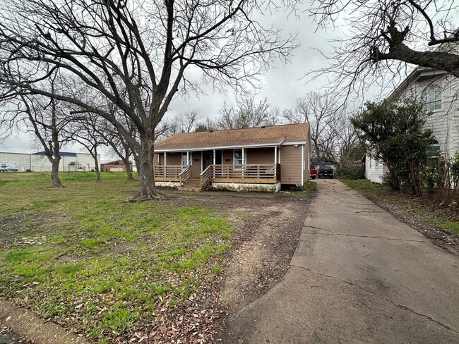 Building Photo - 906 Eagle Ave