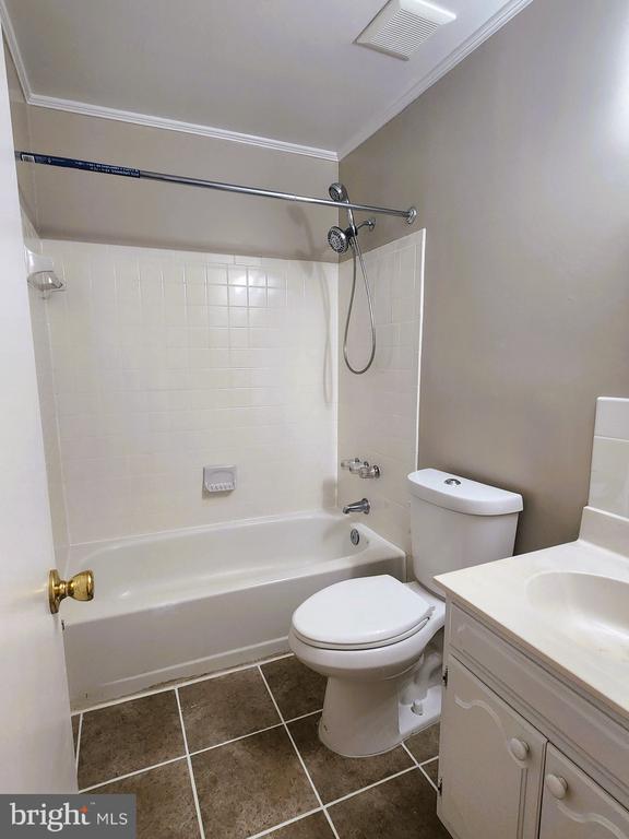 Building Photo - 20323 Beaconfield Terrace