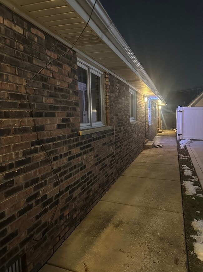 Building Photo - 380 Mackinaw Ave