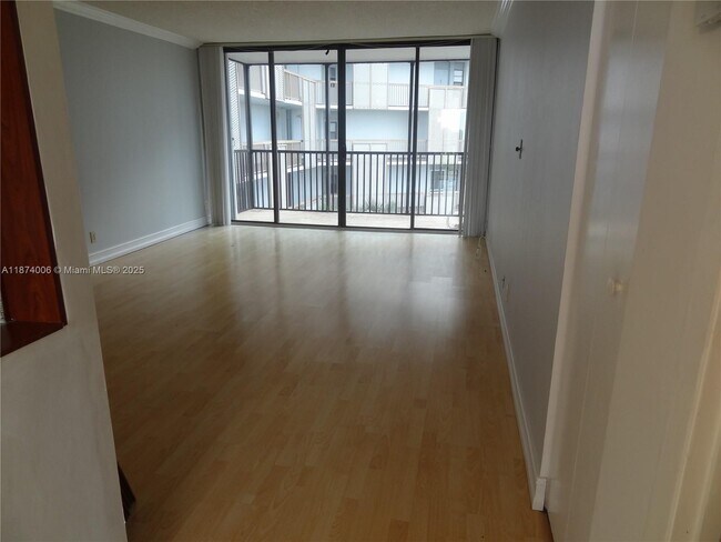 Building Photo - 3401 N Country Club Dr