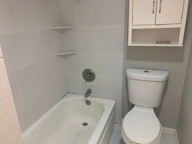 Building Photo - Modern 2 Bedroom, 2 Bathroom Condo in the Heart of Vibrant Oaklawn!