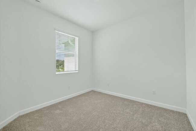 Building Photo - 305 SE Crossoak Ln