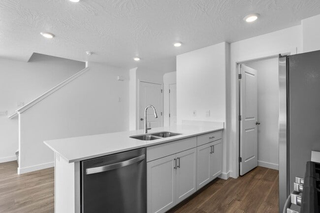 Building Photo - BRAND NEW! 3 Bedroom townhome in Long Valley!