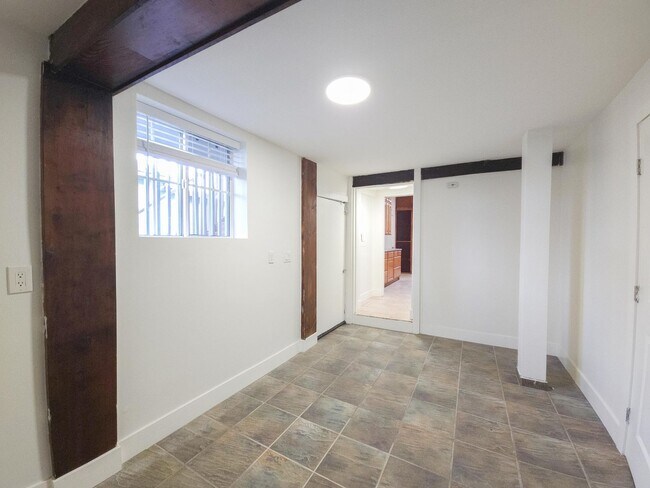 Building Photo - 4 bed 3 bath Single-family Home in Glenview/Lower Diamond area of Oakland