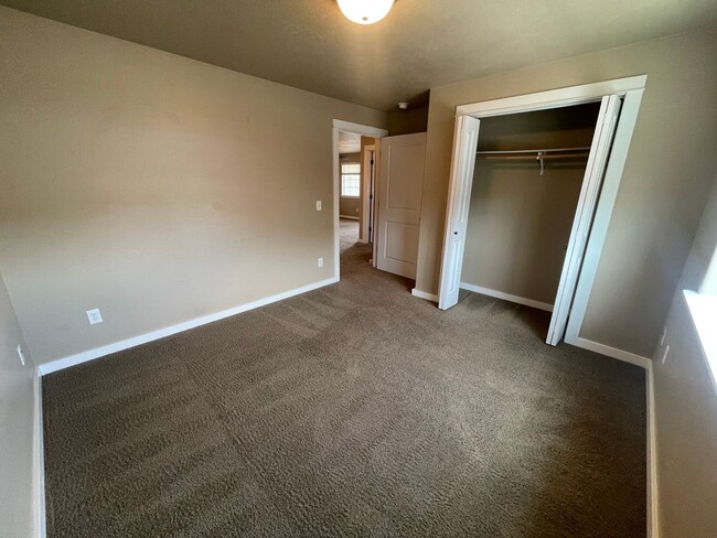 Building Photo - 2 bedroom 2 bath condo centrally located o...