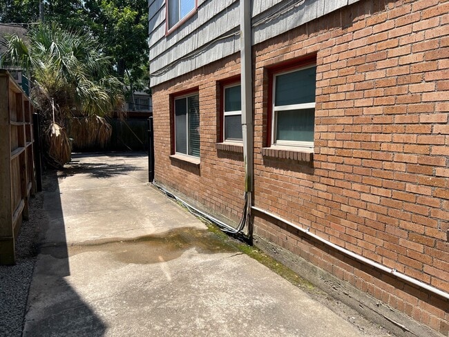 Building Photo - 2247 Branard St