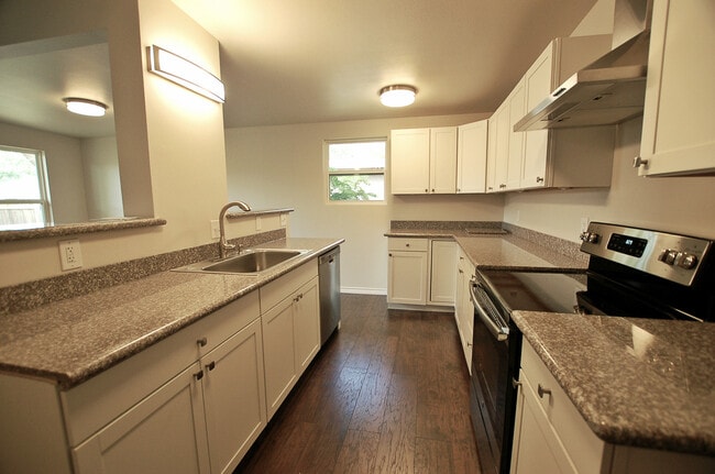 Building Photo - AUGUST PRE-LEASE! Updated 4 Bedroom Near Tech Campus