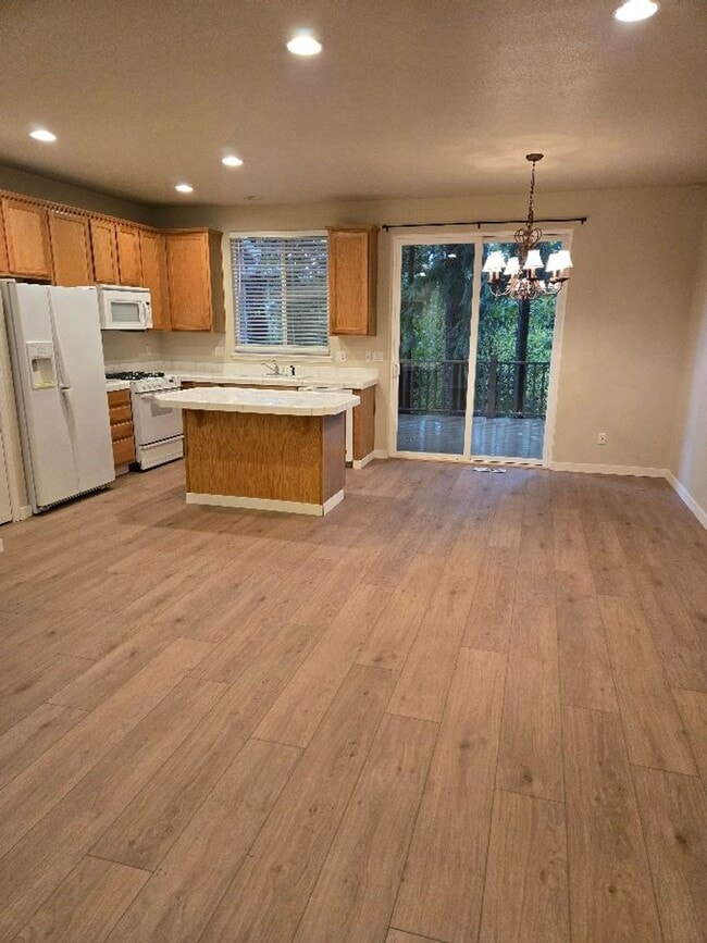 Building Photo - All Brand New flooring-$500 off 1st month !  Walking Trails & Park close by... easy access to Por...