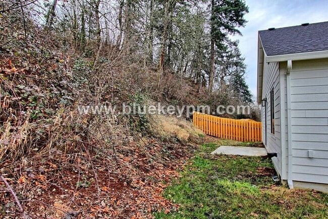 Building Photo - 3 Bed, 2 Bath Home in Woodland with Large Yard