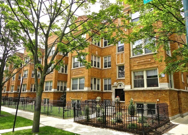 Primary Photo - 4852 N Drake Ave