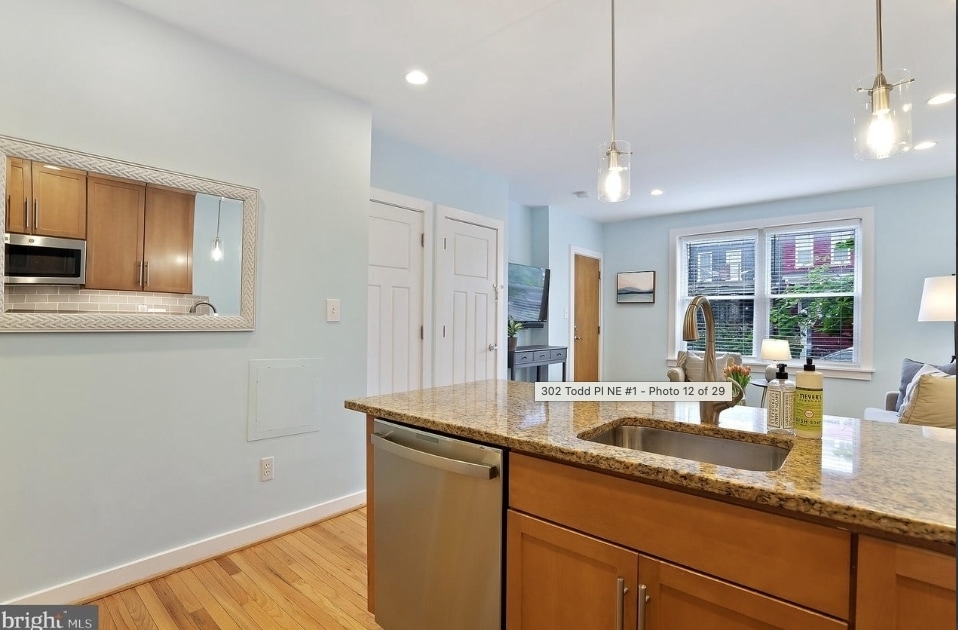 Building Photo - 302 Todd Pl NE