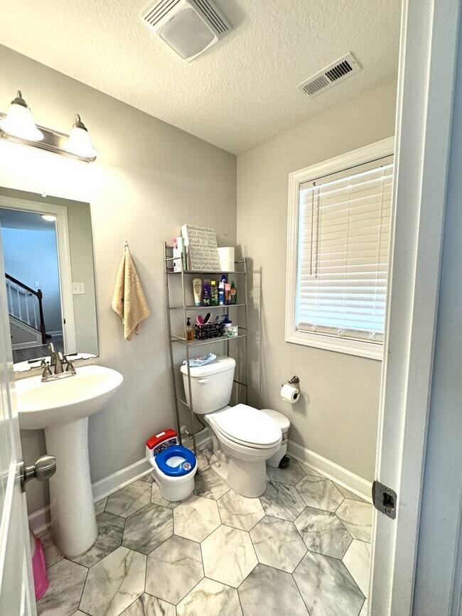 Building Photo - Beautiful Home! Convenient to Camp Lejeune!