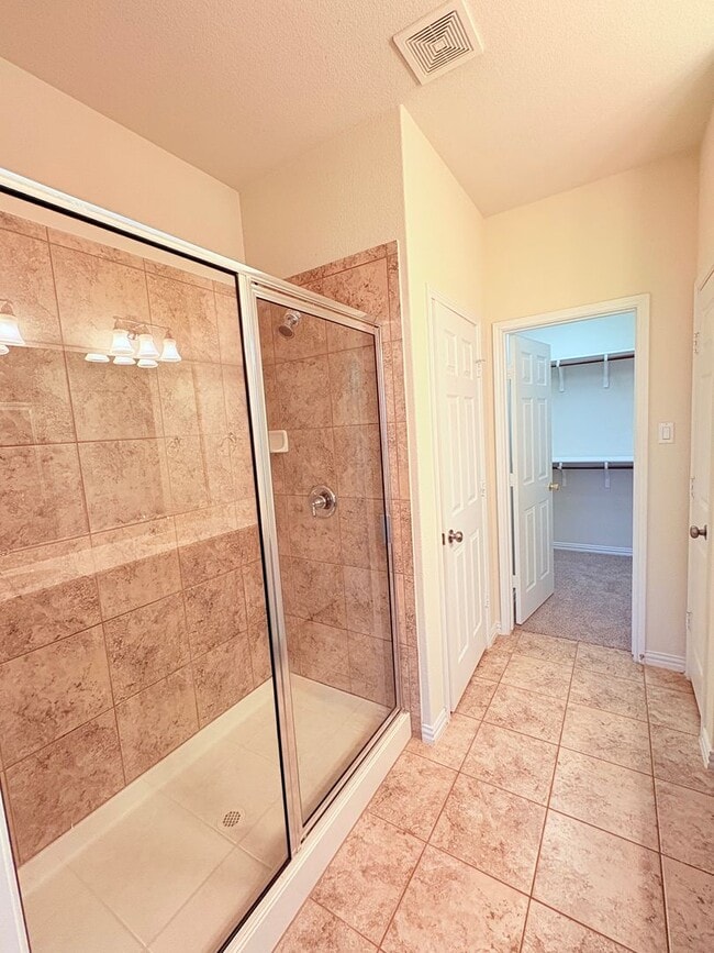 Building Photo - Large Home In Preston Village