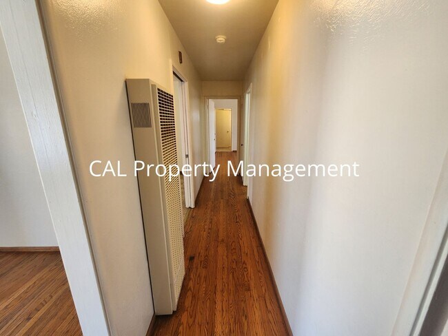 Building Photo - 430 E Laurel Dr