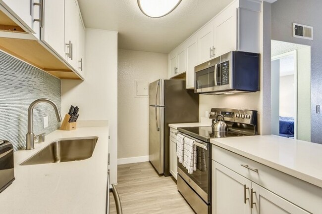 Building Photo - 5800 Woodway Dr