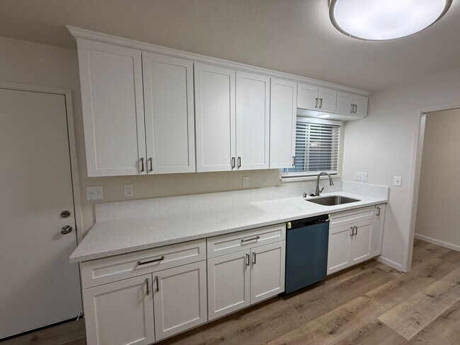 Building Photo - Fully remodeled single story located in Lakewood School District!