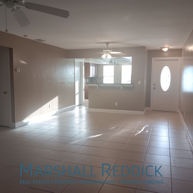 Building Photo - 2 bed 2 bath with a pool