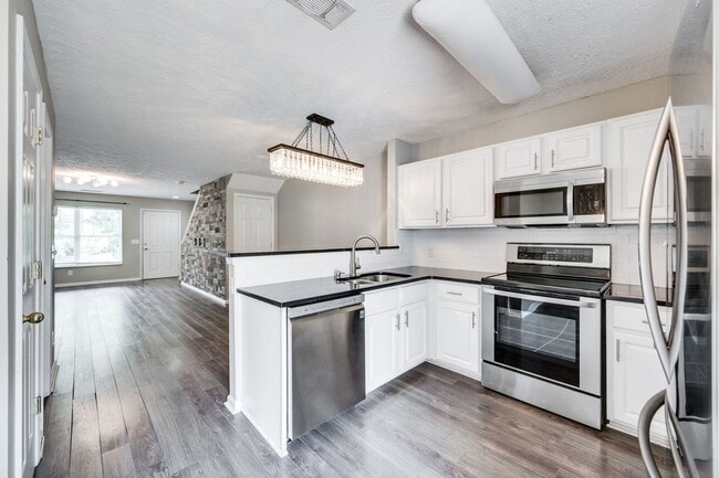 Building Photo - Renovated Townhome in Convenient Nashville...